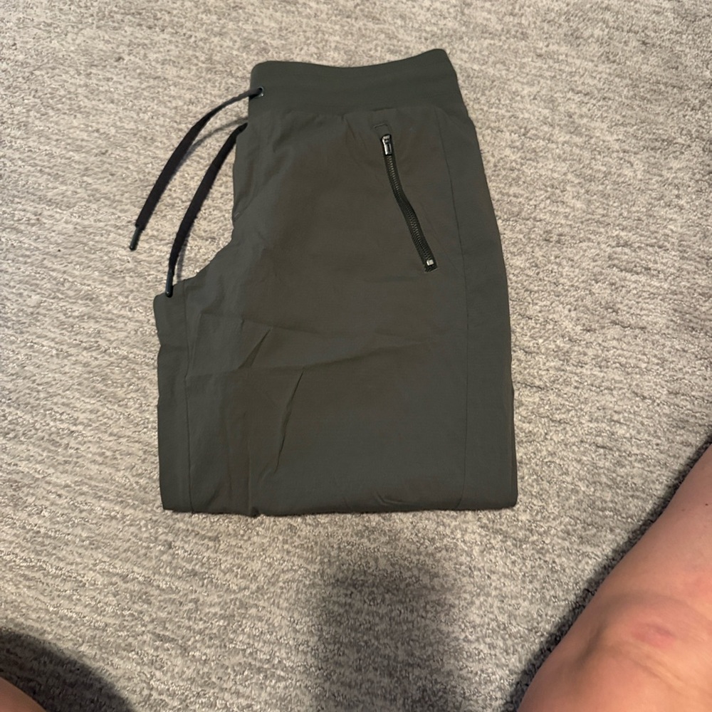 Athleta green Trekkie Activewear joggers